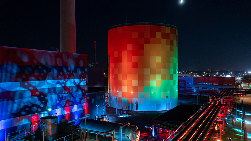 Der EVH Energie- und Zukunftsspeicher bei Nacht beleuchtet. Foto: Agentur Kappa/Adrian Groß