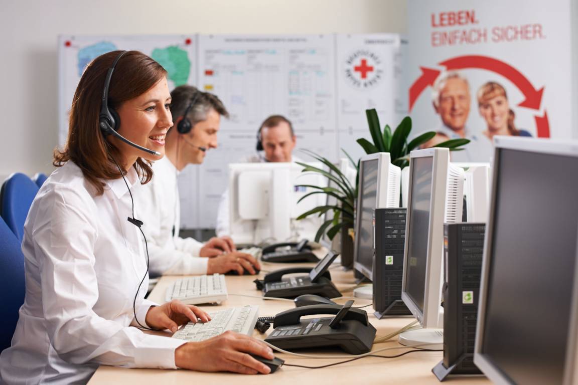 Mitarbeiter in einem Hausnotruf-Callcenter