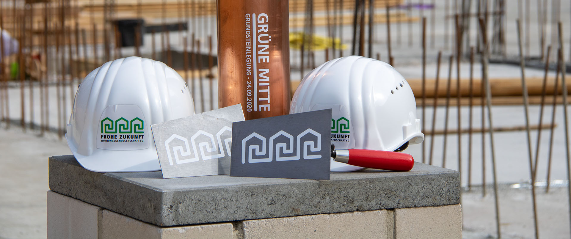 Header Neubau Baustelle zwei Bauhelme und zwei Maurerkellen